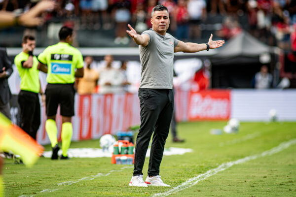 Jair Ventura celebra permanência do Vitória na Série A: "Um dia mágico" 2 Jair Ventura durante a partida contra o São Paulo - Foto: Victor Ferreira/EC Vitória