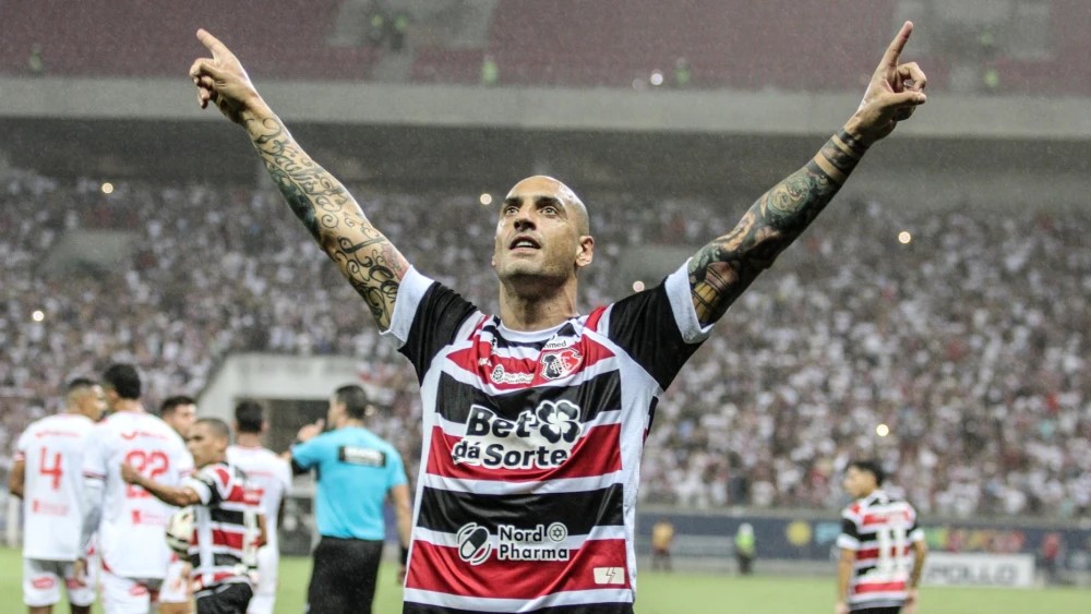 Santa Cruz confirma lesão do centroavante Ariel e estipula tempo de recuperação