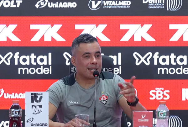 Jair Ventura celebra permanência do Vitória na Série A: "Um dia mágico" 1 Jair Ventura na coletiva após a permanência - Foto: Reprodução/TV Vitória