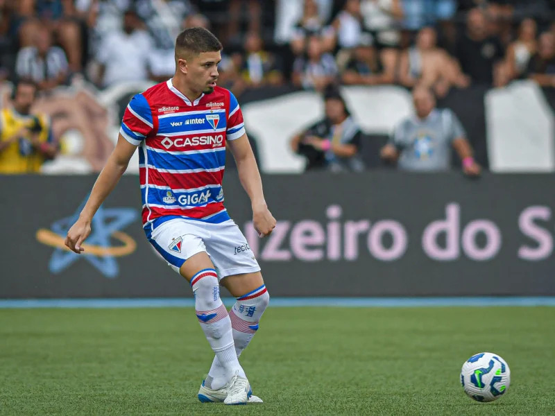 Fortaleza acerta permanência em definitivo do zagueiro Lucas Gazal