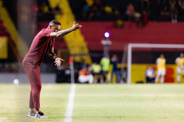 “Noite muito especial para mim”, diz Roger após estreia como técnico do Sport 1 Roger Silva - Sport - Decisão - Pernambucano