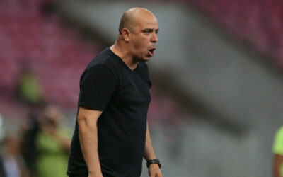 Jaguar anuncia saída do técnico Toninho Pesso após goleada para o Náutico