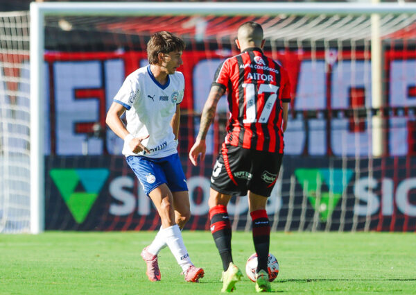 Román toca a bola - Foto: Letícia Martins/EC Bahia
