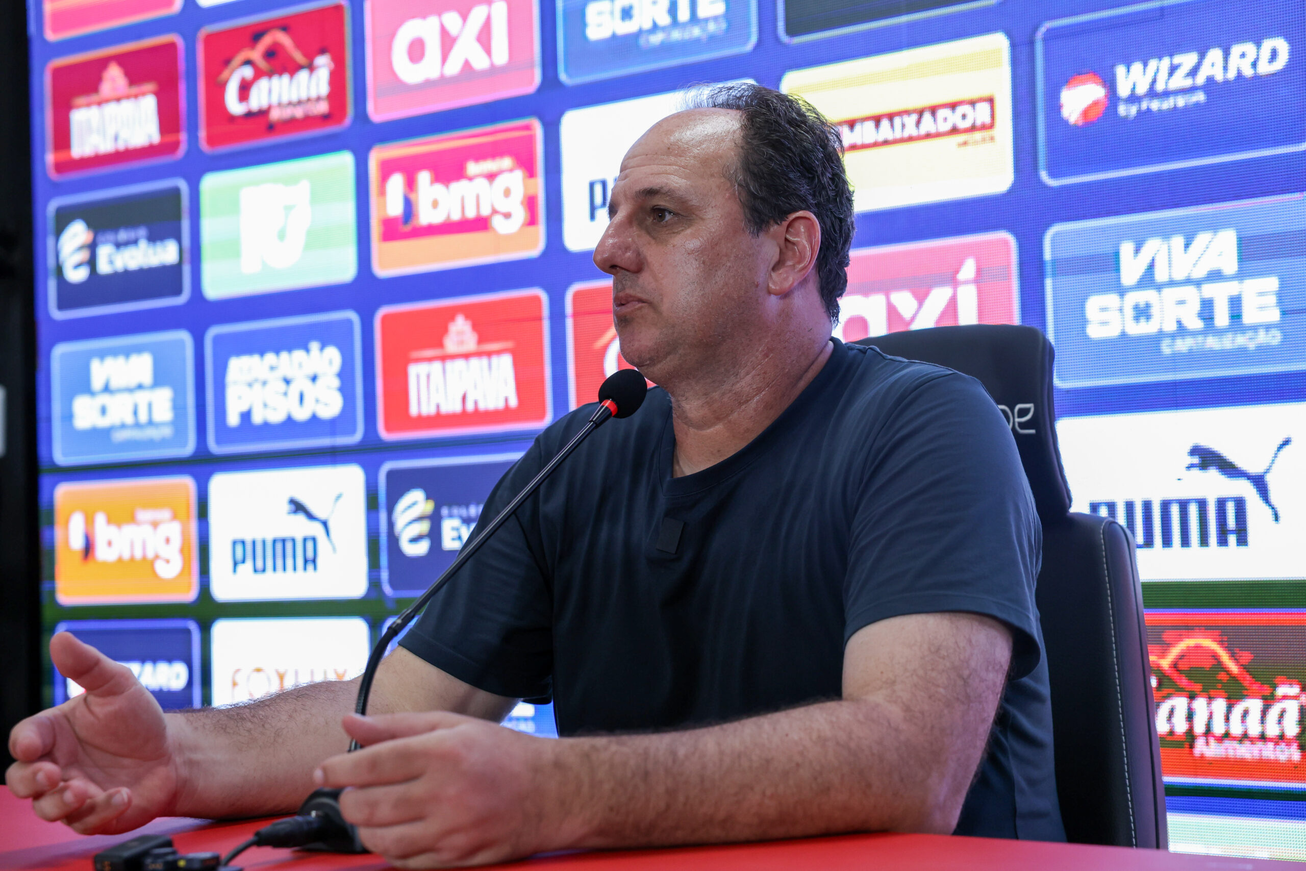 Ceni celebra sistema defensivo do Bahia no clássico e ascensão de Dell: “Está merecendo”