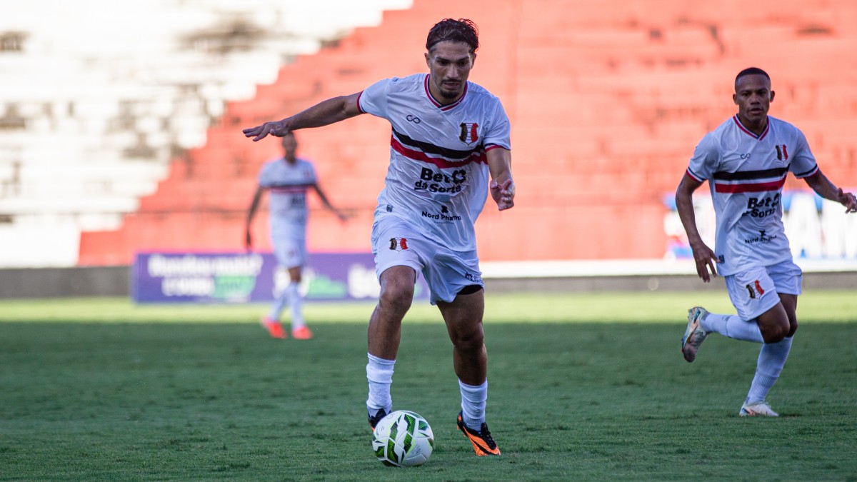 Andrey, volante do Santa Cruz