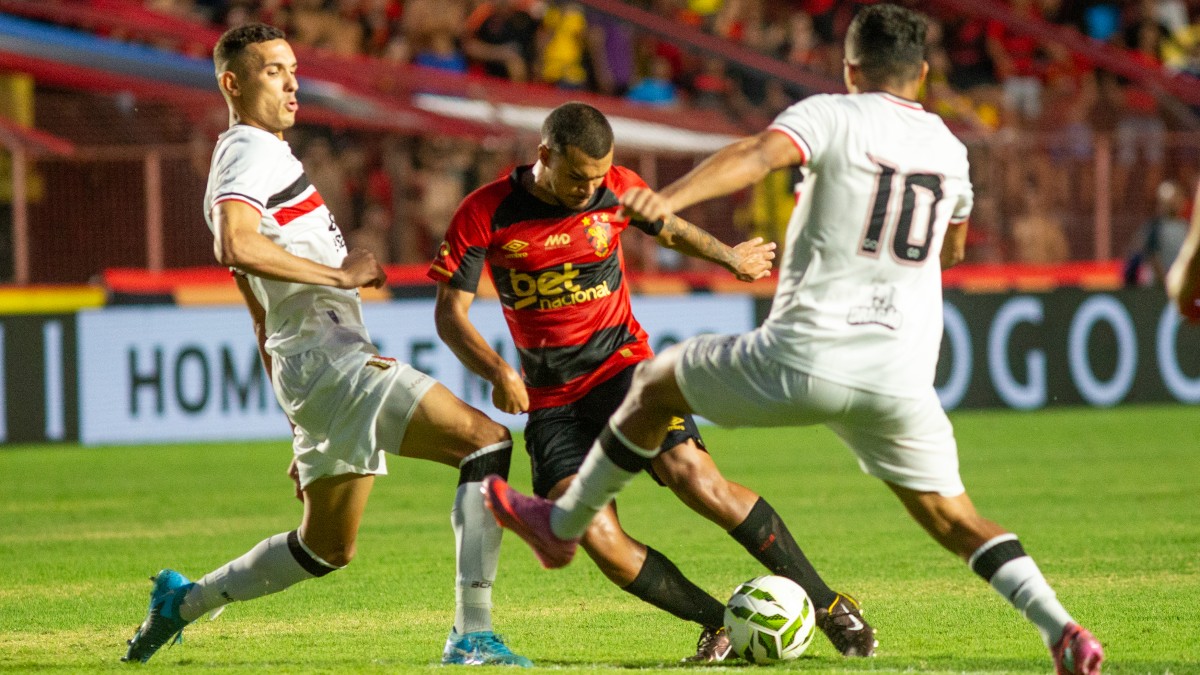 Augusto Pucci, lateral-direito do Sport, em jogo contra o Santa Cruz, pelo Campeonato Pernambucano 2026