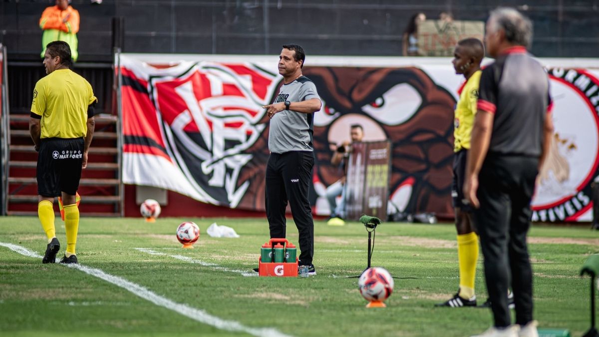 Técnico do Vitória reforça observatório no Baianão e elogia entrada de Kike Saverio