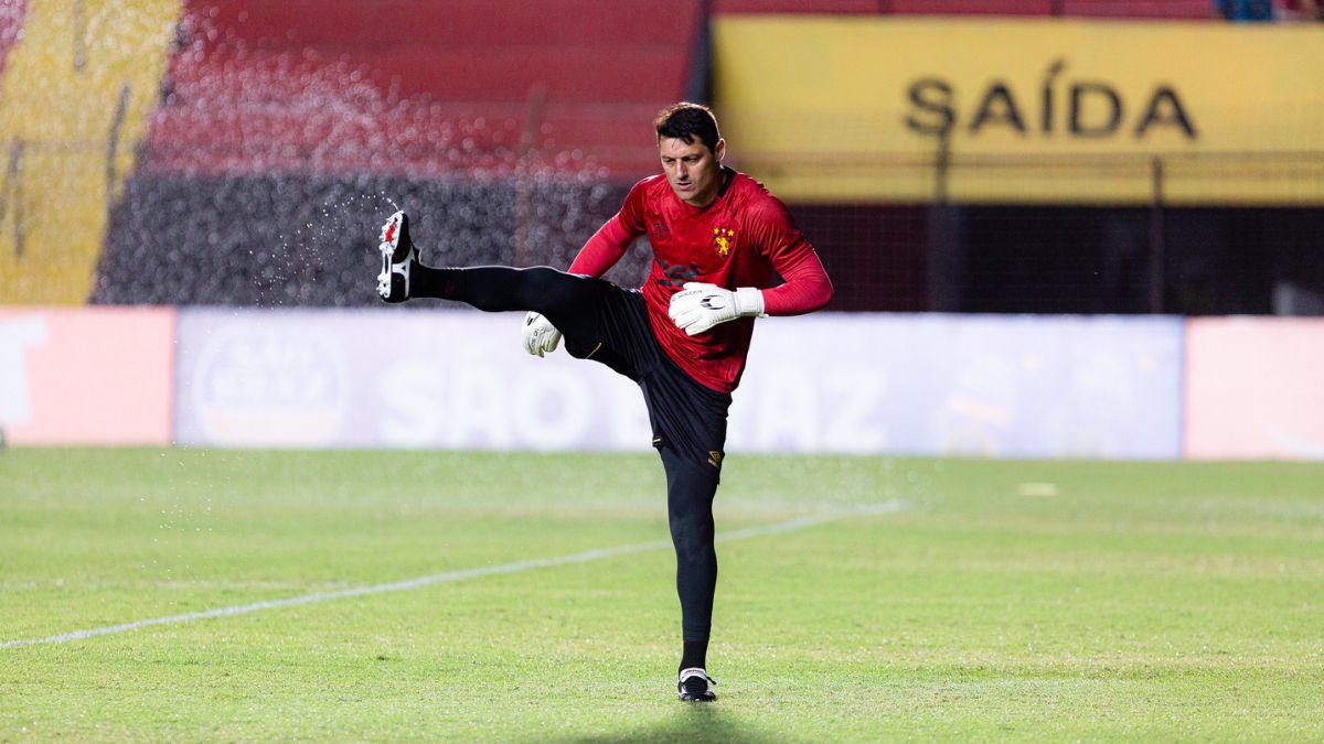 Relacionado no Sport após mais de dois anos, Denis projeta futuro: "Ainda tenho muitos sonhos" 1 Goleiro Denis, em primeira partida pelo Sport após longa lesão