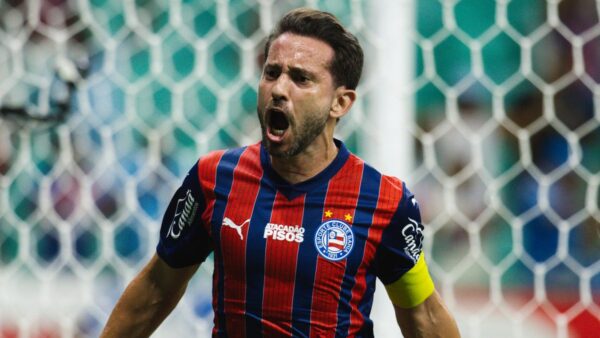 Éverton Ribeiro comemora gol marcado pelo Bahia contra o Barcelona de Ilhéus, pelo Campeonato Baiano