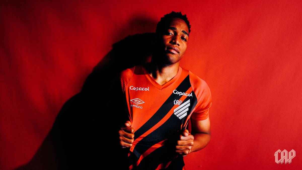 Sport mira lateral colombiano Hayen Palacios e avalia empréstimo junto ao Athletico-PR