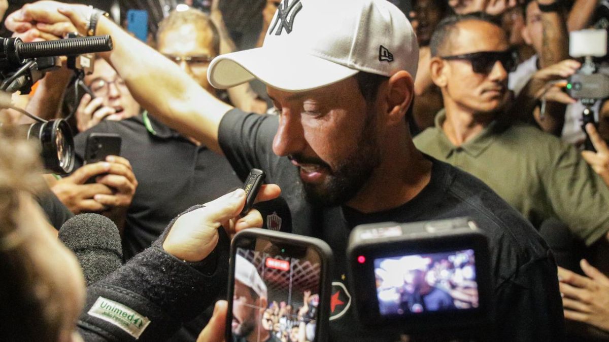 Torcida do Botafogo-PB marca presença no aeroporto para receber meia Nenê
