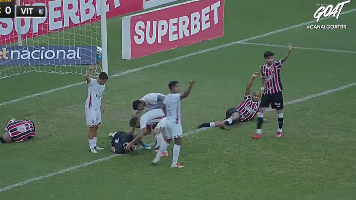 William Alves, do Santa Cruz, deixa campo com suspeita de lesão séria após choque com goleiro do Vitória