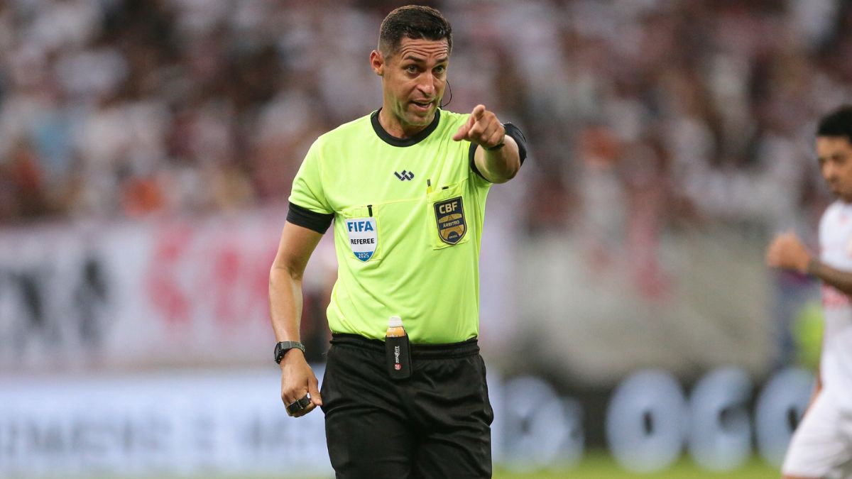 Presidente da FPF vê arbitragem de Rodrigo Pereira ‘qualificada como sempre’ em Santa Cruz x Náutico: “É o melhor do Brasil”