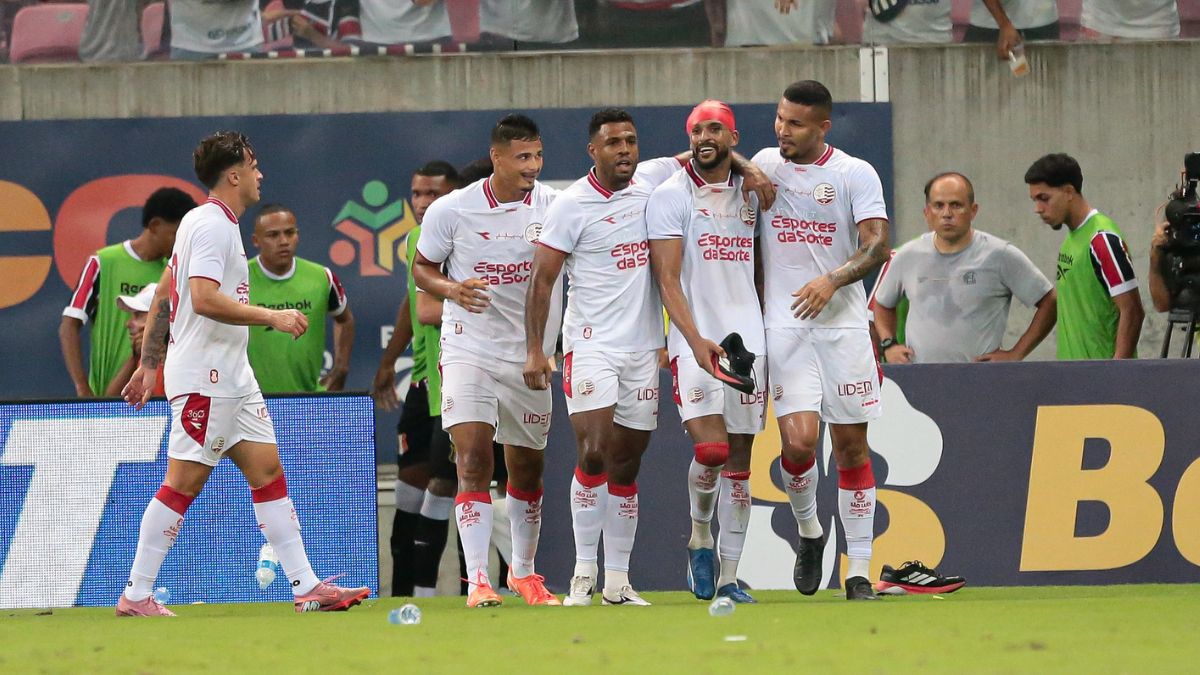 Santa Cruz x Náutico tem objetos arremessados no gramado.