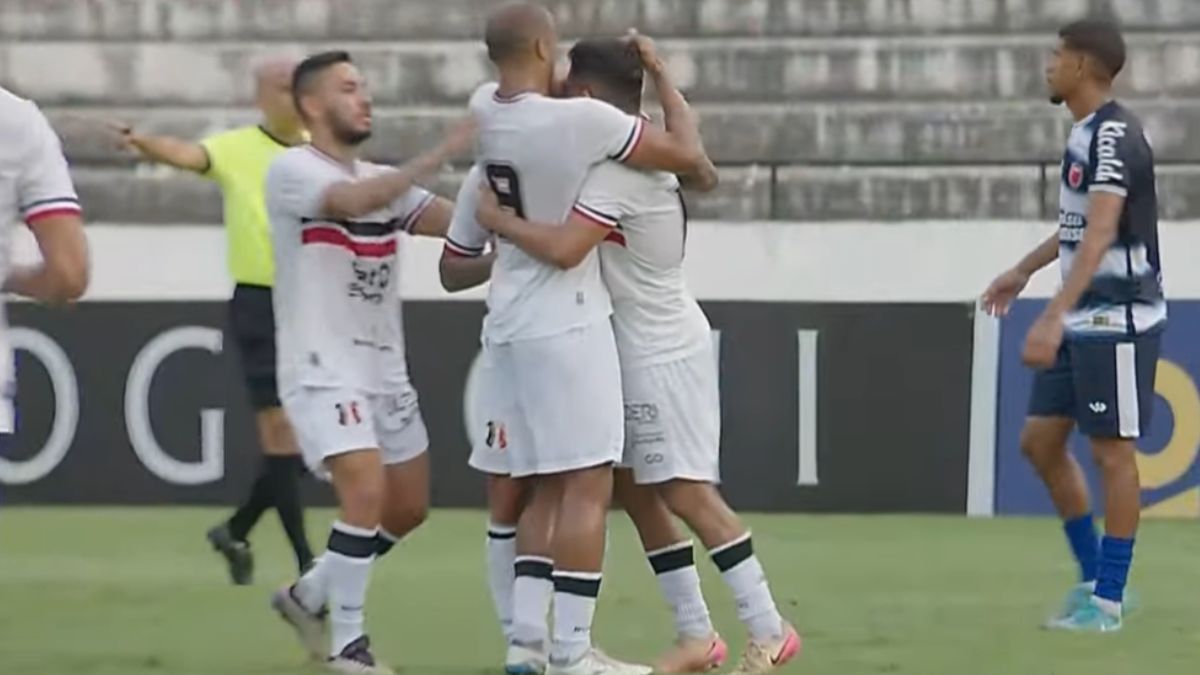 Com três de Quirino, Santa Cruz goleia Jaguar e sobe na tabela do Pernambucano