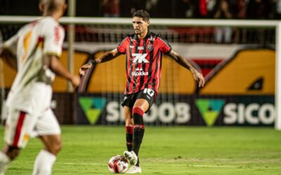 Zagueiro fora dos planos do Vitória deixa o clube seis meses após sua chegada