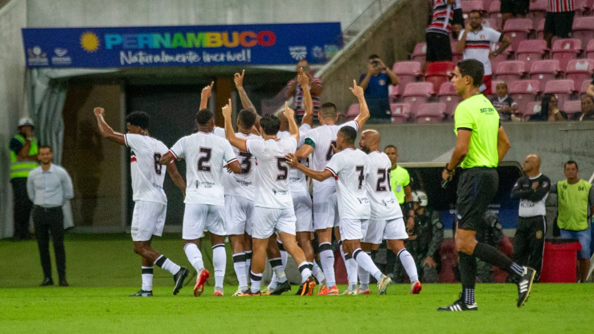 Com placar feito no 1º tempo, Santa Cruz vence o Decisão e larga bem no Campeonato Pernambucano 2026
