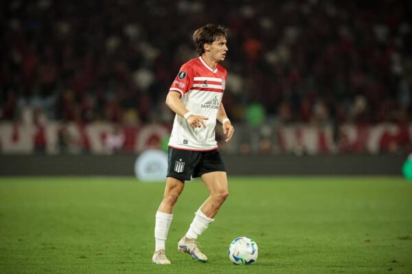 Román Gómez em jogo pelo Estudiantes - Foto: Reprodução/Redes Sociais
