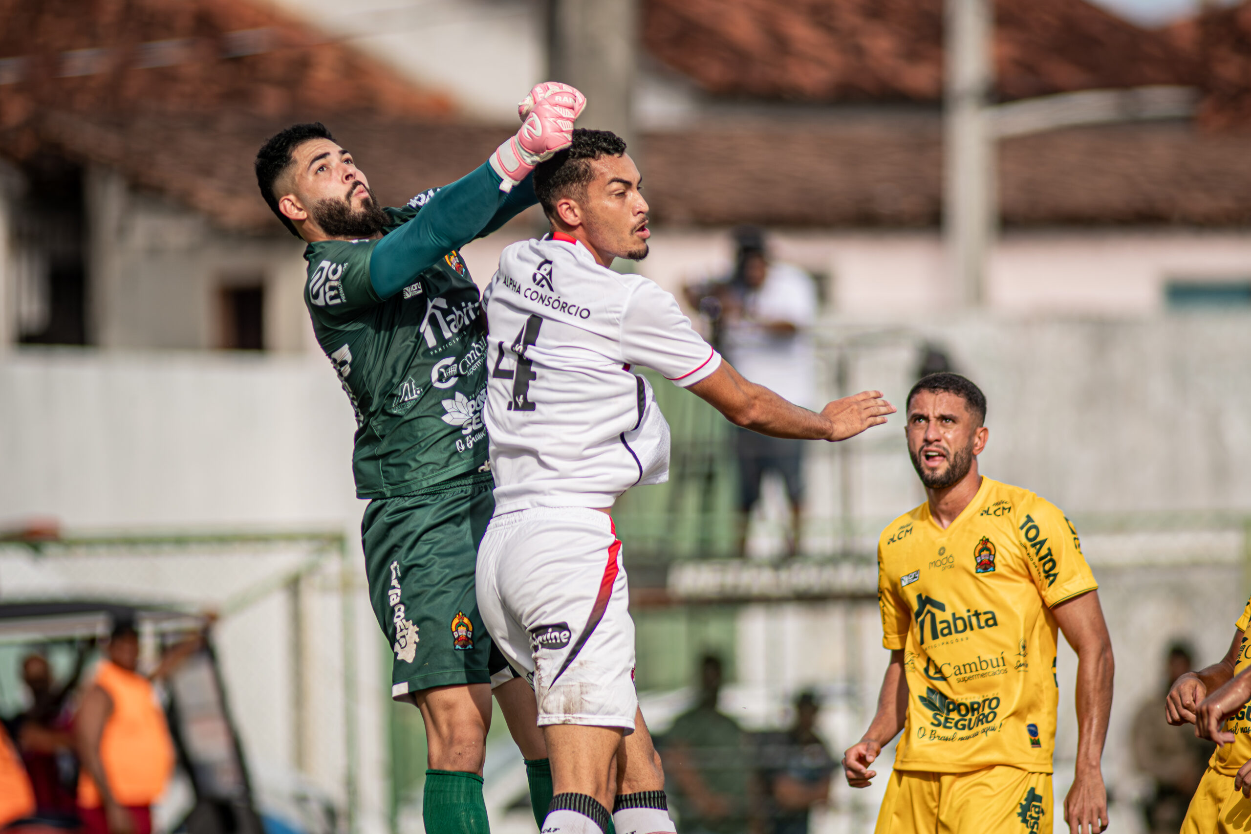 Vitória sai na frente, mas tem jogador expulso e cede empate ao Porto no Baianão