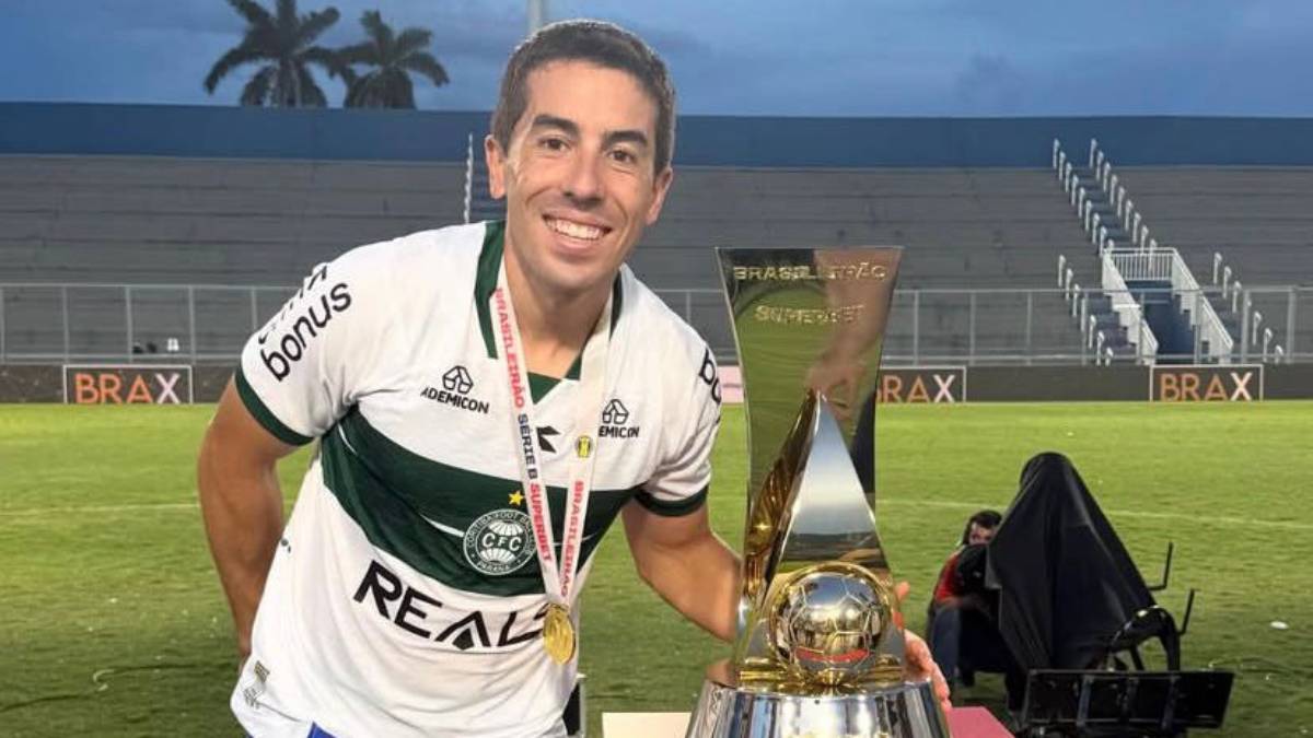 Sport avança pela contratação do meia-atacante uruguaio Carlos de Pena, ex-Coritiba