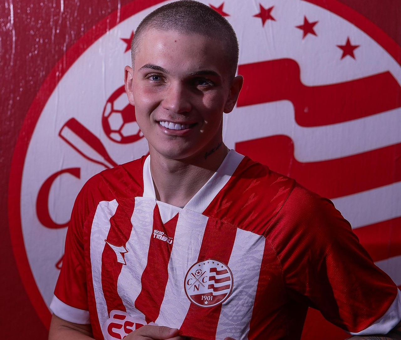 Náutico oficializa contratação do lateral Léo Jance, que estava no Fluminense