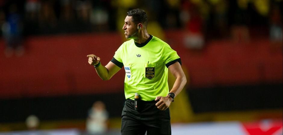 Rodrigo Pereira apita o Clássico das Emoções entre Santa Cruz e Náutico no Pernambucano