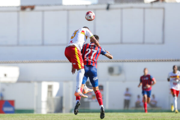 Everaldo disputa bola pelo alto - Foto: Letícia Martins/EC Bahia