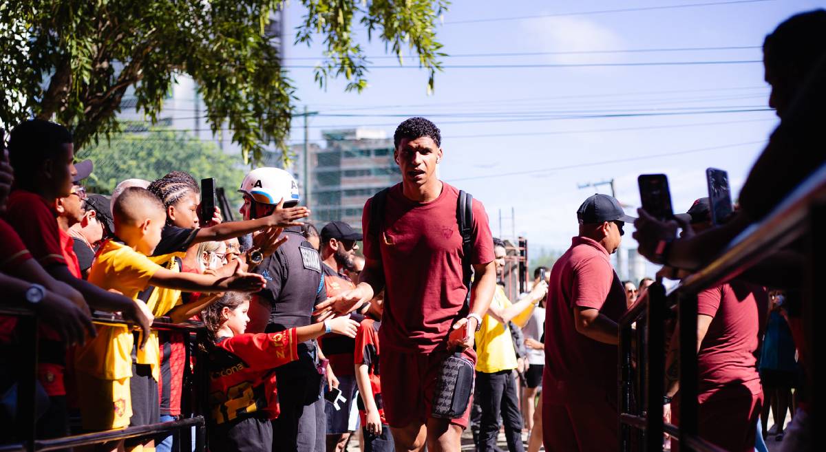 Apesar das falhas contra o Retrô, técnico do Sport defende o goleiro Halls: “Acho excessiva a crítica”