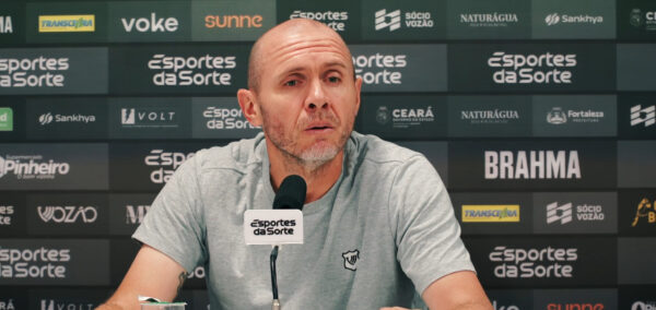 Mozart evita se aprofundar sobre contratações e elogia elenco do Ceará: “Estou bem satisfeito” 1 Mozart - Ceará - Coletiva - Horizonte - Cearense