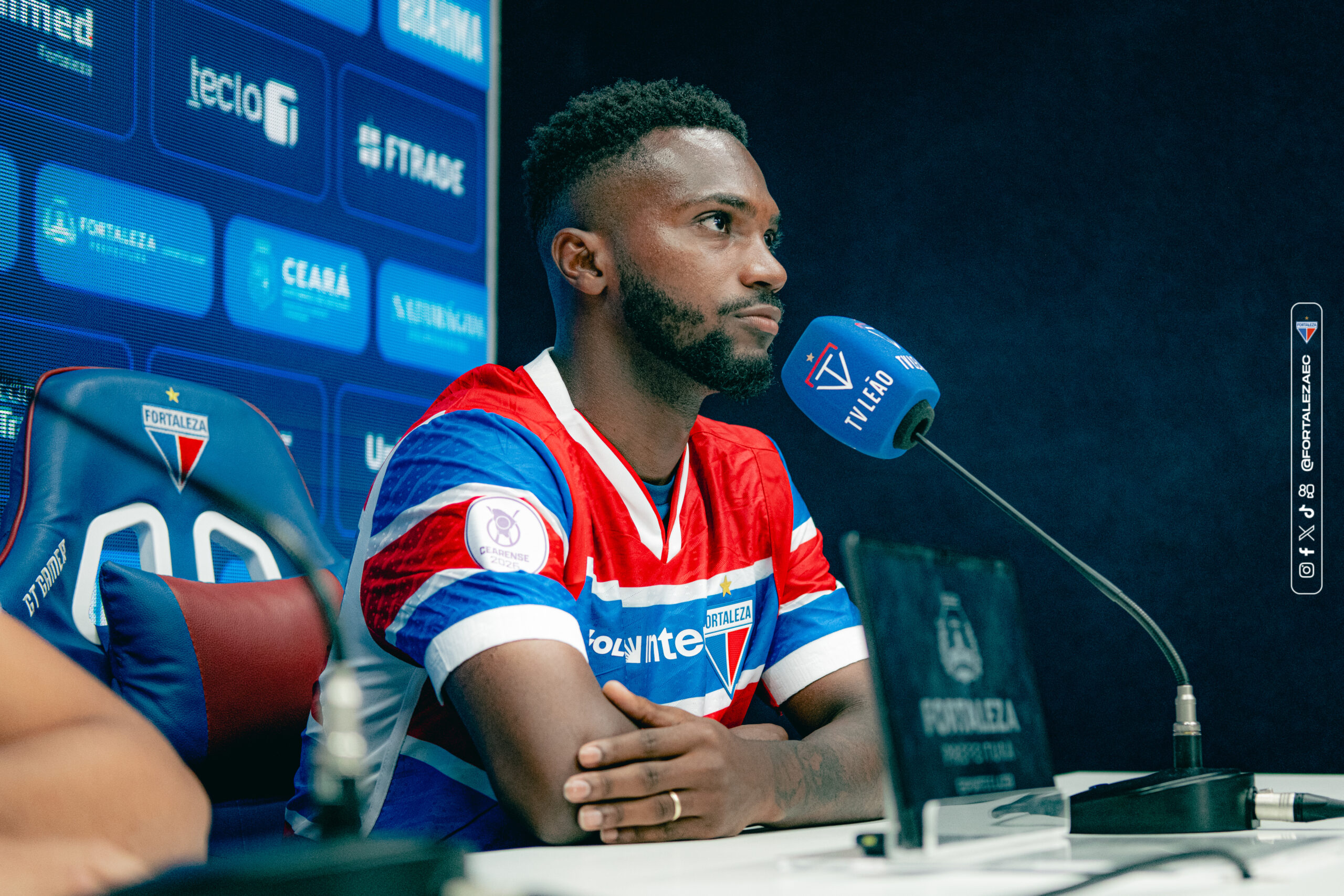 Vitinho elogia torcida do Fortaleza e projeta parceria com Bareiro: “Eu espero ajudar”