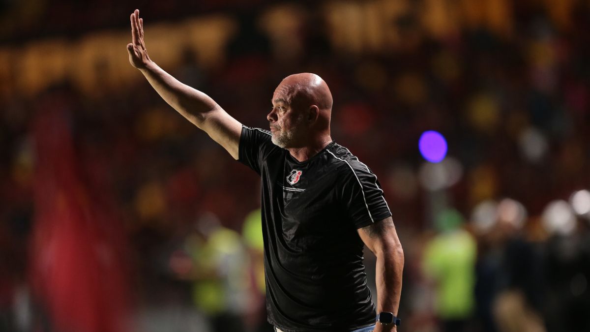 Técnico do Santa Cruz confirma ausência de Renato contra o Decisão