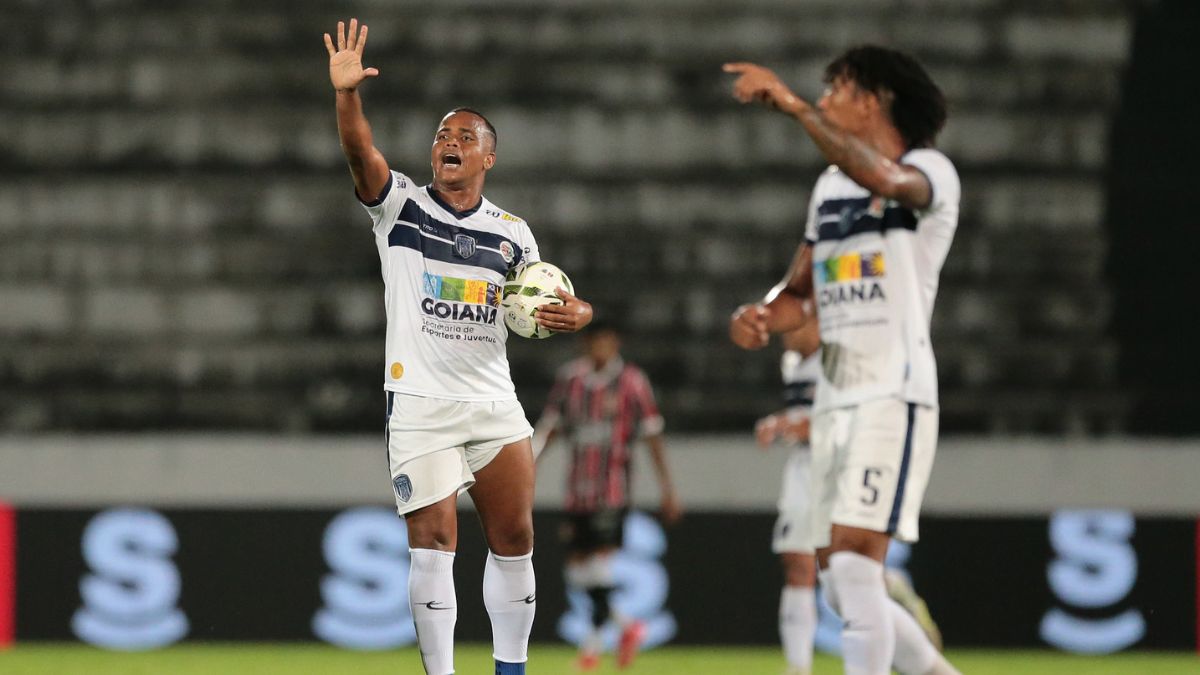 Sousa-PB anuncia atacante Bambam, artilheiro do Pernambucano 2026