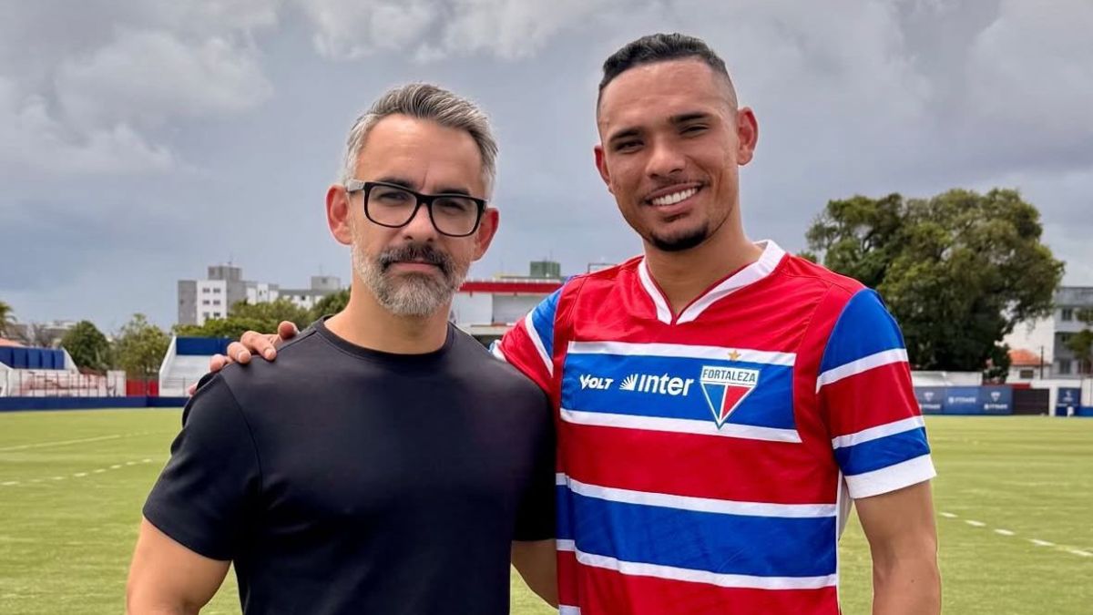 Atacante Luiz Fernando aparece em foto com camisa do Fortaleza antes de anúncio oficial