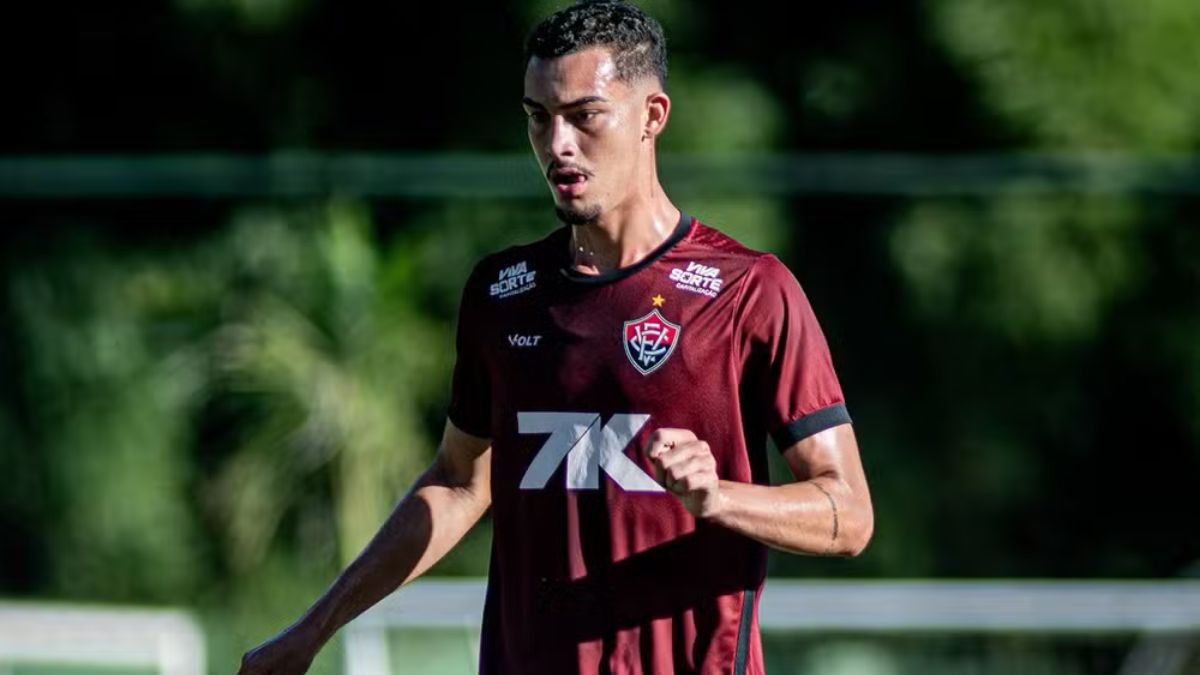 Vitória anuncia saída de zagueiro 39 dias após anúncio oficial