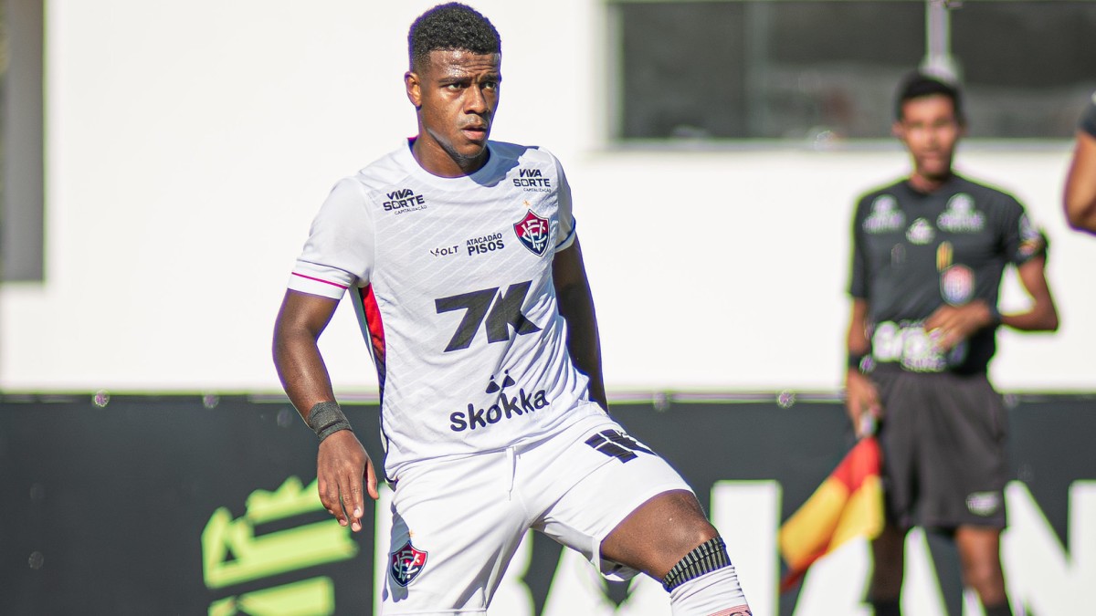 Vitória anuncia rescisão com o lateral-esquerdo Felipe Vieira