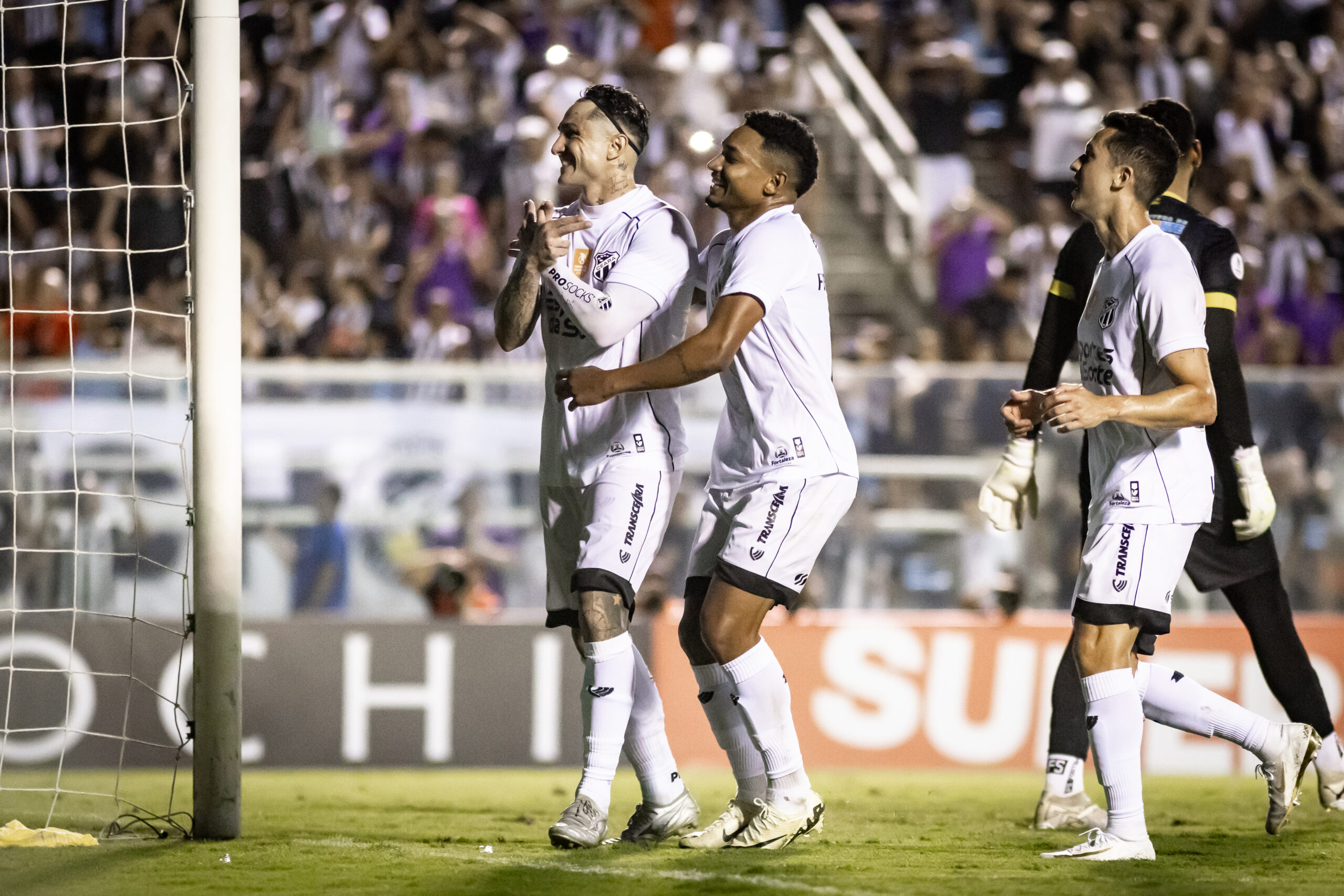 Ceará emplaca terceira goleada seguida e chega ao Clássico-Rei em alta