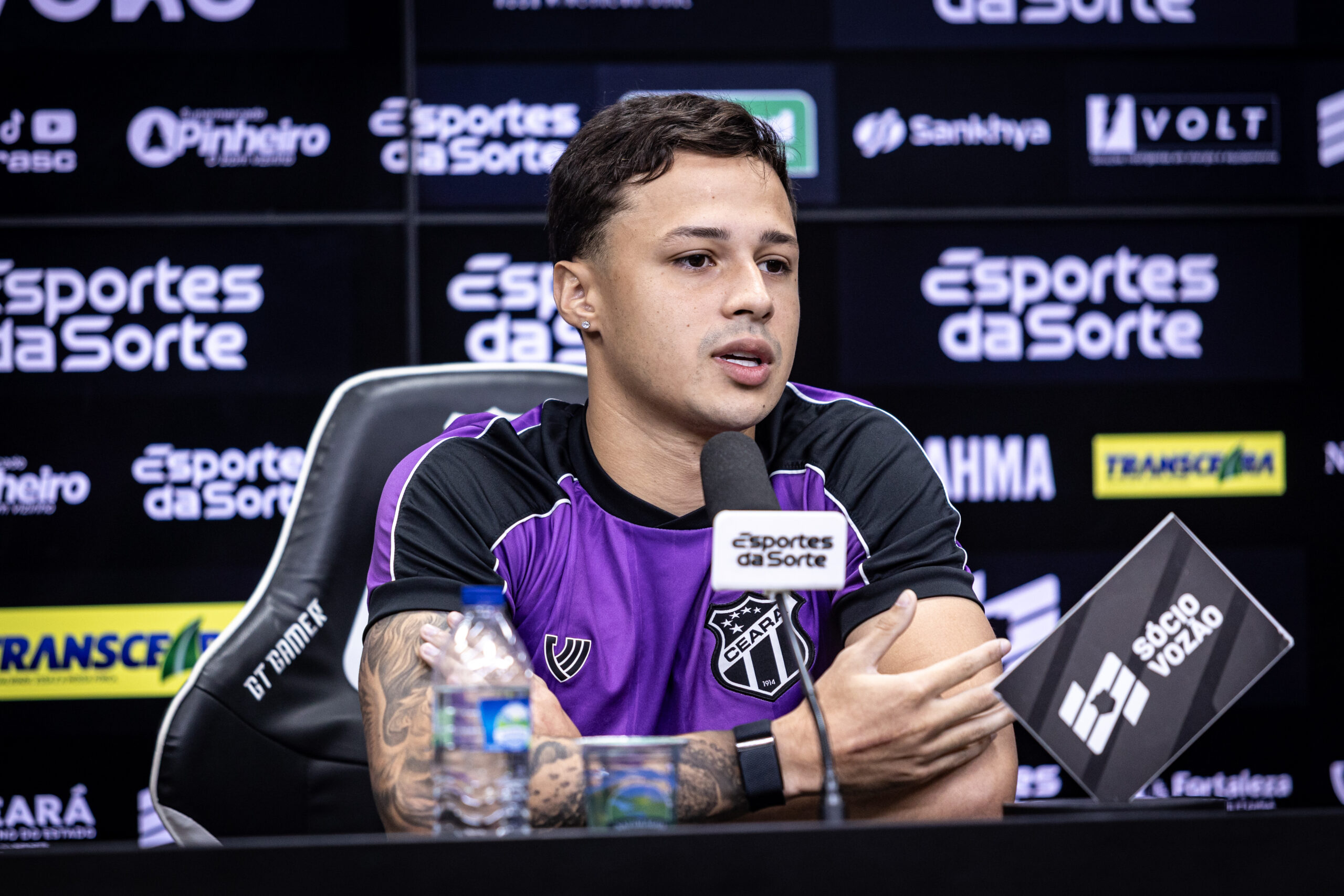 “Clássico é um jogo diferente”, aponta Matheus Araújo sobre jogo do Ceará contra o Fortaleza