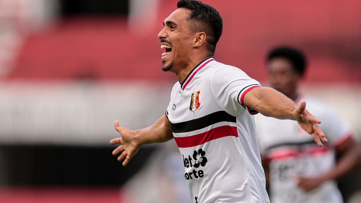 ‘Garçom’, Willian Júnior, do Santa Cruz, lidera ranking de assistências do Pernambucano; veja números