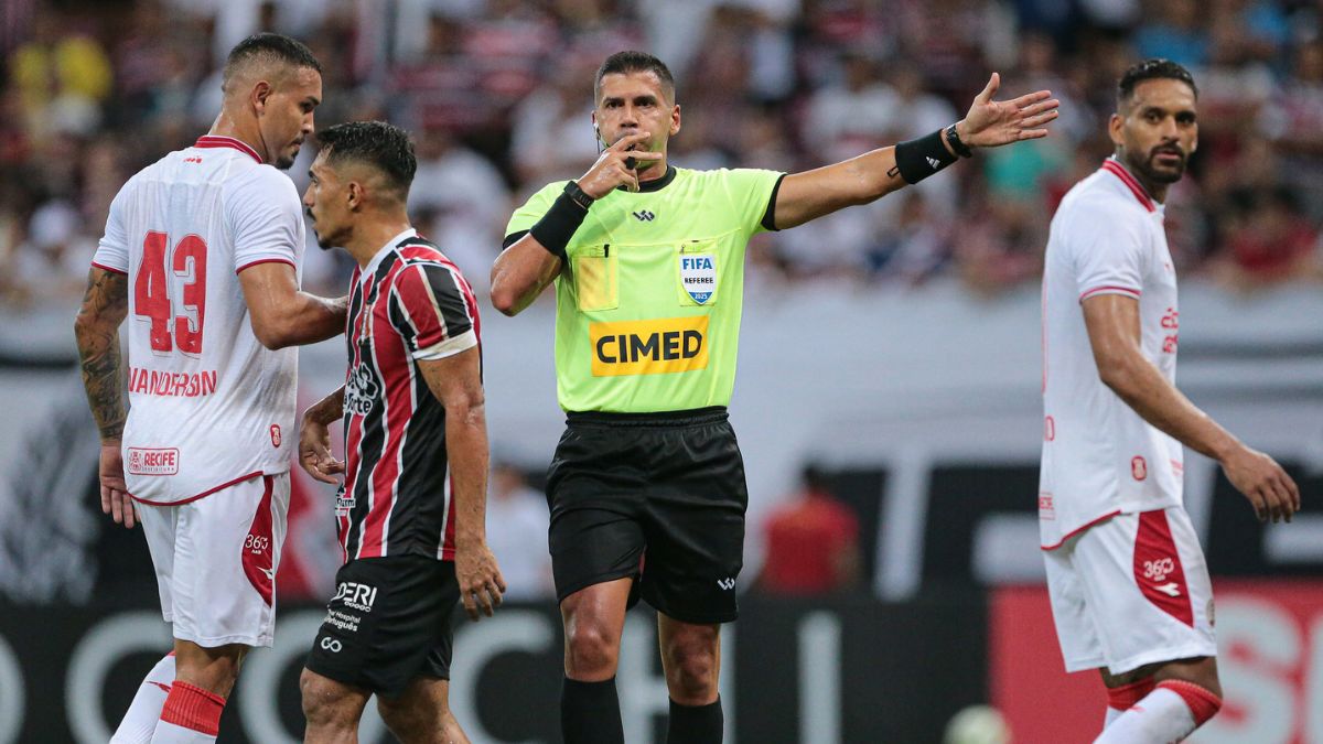 Clássico das Emoções tem objetos arremessados no gramado.