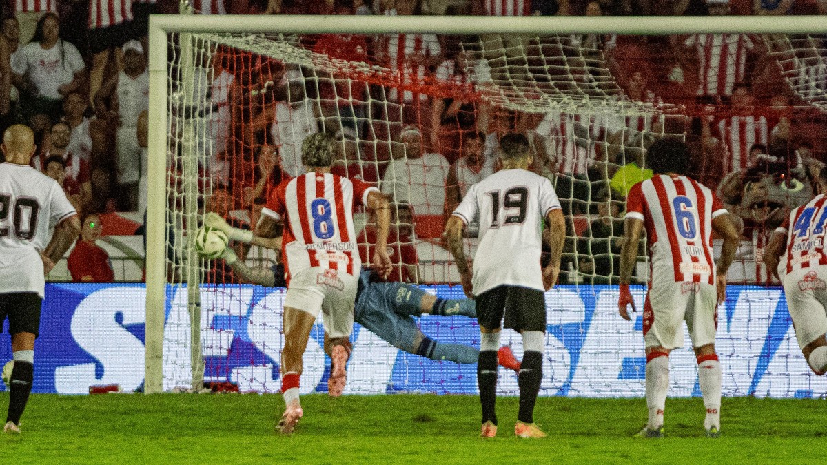 Defesa de pênalti de Gastón Guruceaga, do Náutico, em pênalti contra o Santa Cruz