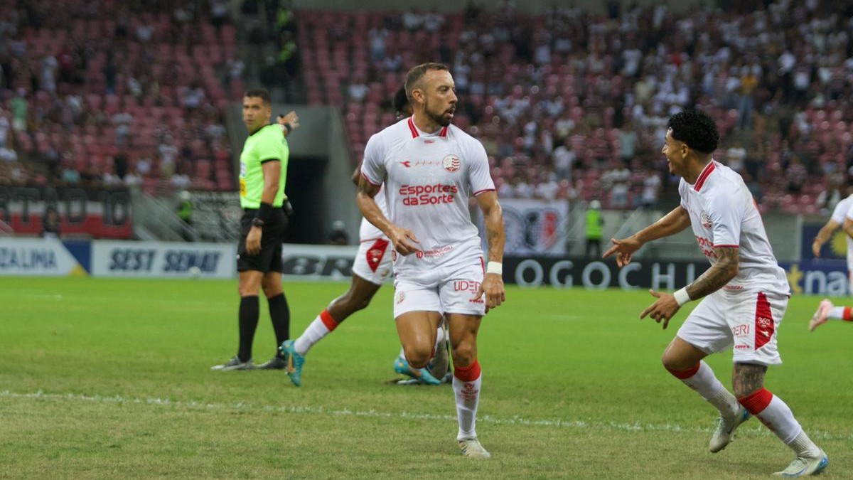 Paulo Sérgio, atacante do Náutico, comemora gol contra o Santa Cruz no jogo de ida da semifinal do Campeonato Pernambucano 2026