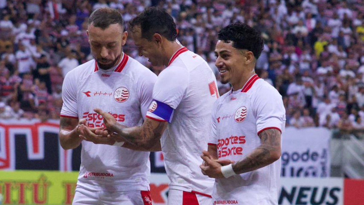 Paulo Sérgio, Vinícius e Dodô, do Náutico, comemoram gol provocando o Santa Cruz em jogo pela ida da semifinal do Campeonato Pernambucano 2026