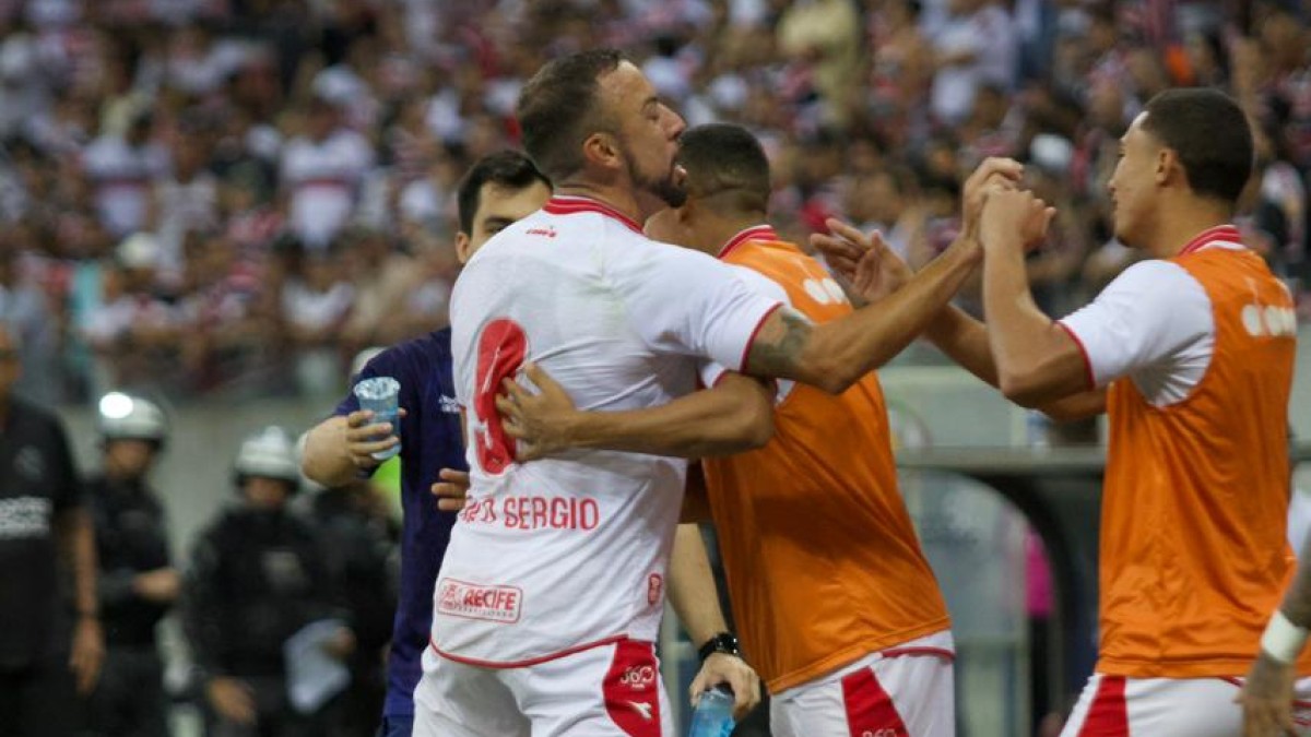 Paulo Sérgio, atacante do Náutico, comemora gol contra o Santa Cruz no jogo de ida da semifinal do Campeonato Pernambucano 2026
