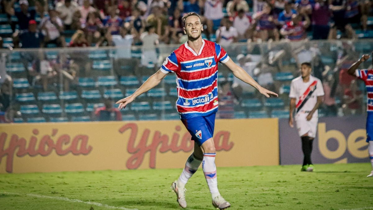 Com protagonismo de Lucas Sasha, Fortaleza volta a vencer o Ferroviário e vai à final do Campeonato Cearense 4 Pochettino, meia do Fortaleza