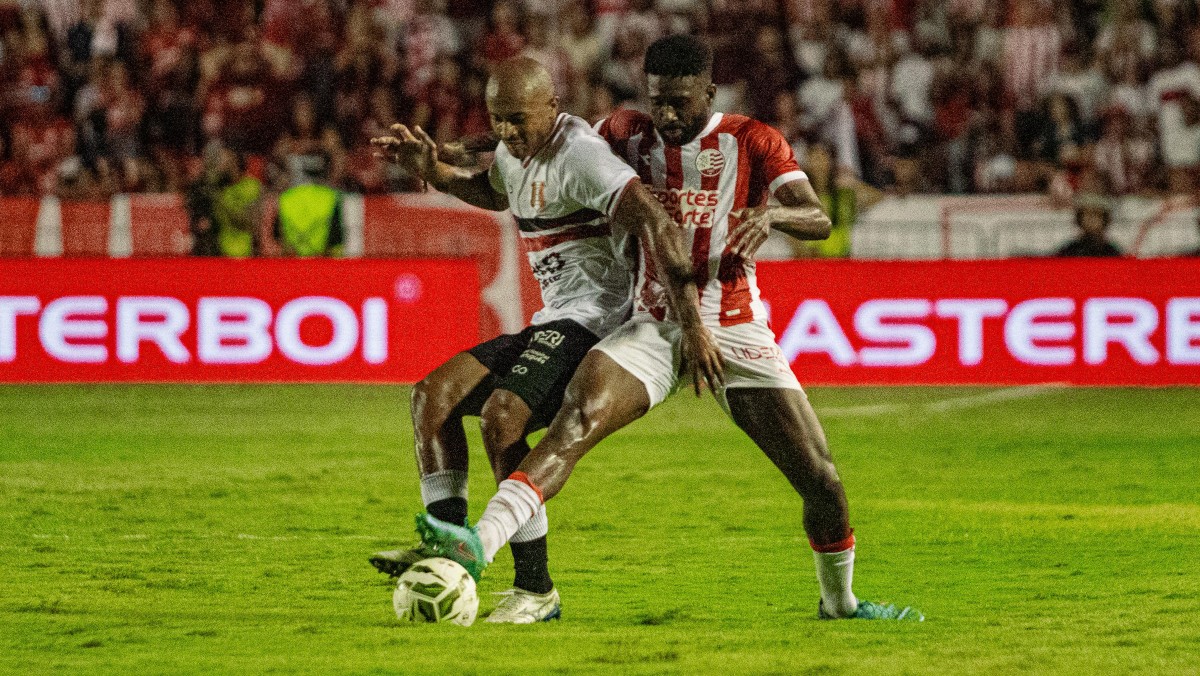 Quirino, atacante do Santa Cruz, e Igor Fernandes, zagueiro do Náutico
