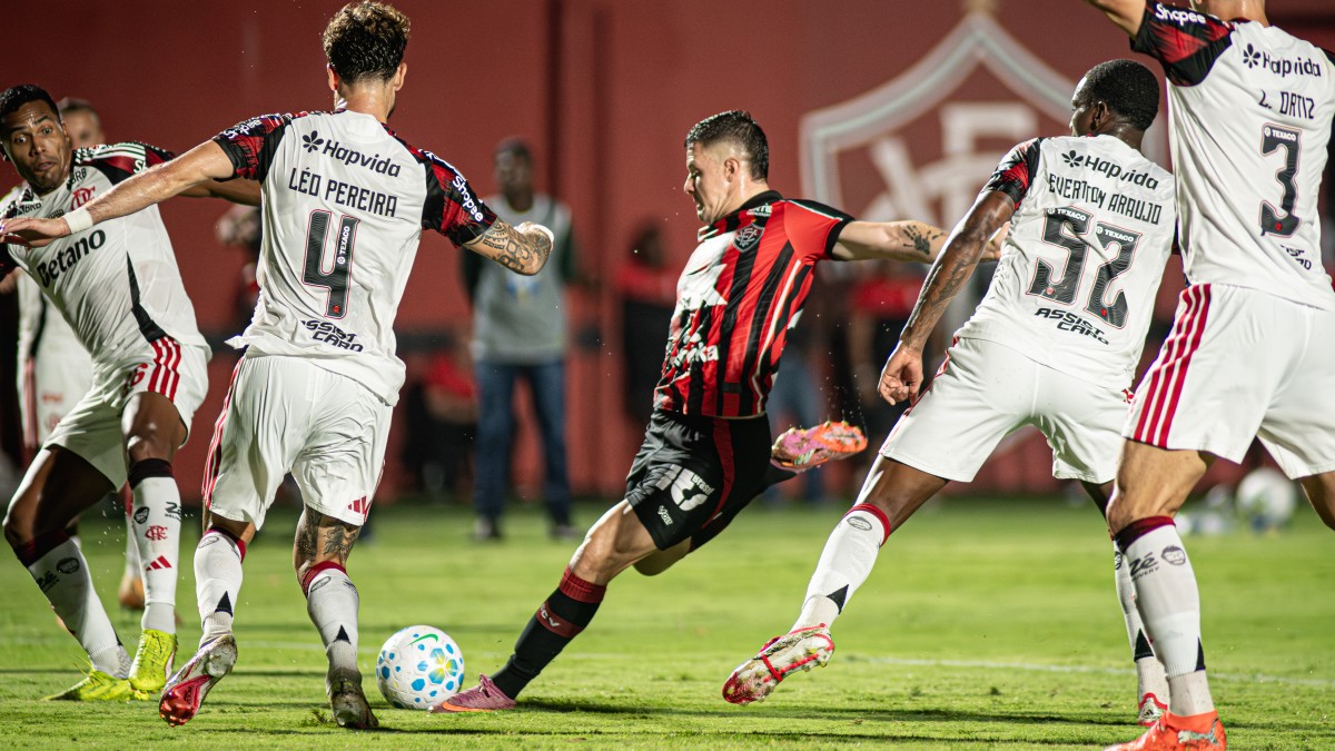 Renato Kayzer, atacante do Vitória, em jogo contra o Flamengo, pelo Brasileirão 2026
