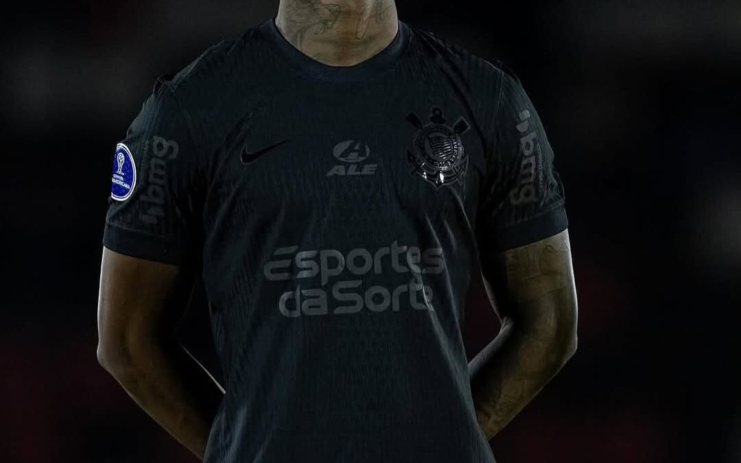 Vitória se aproxima de empréstimo pelo zagueiro Cacá, do Corinthians