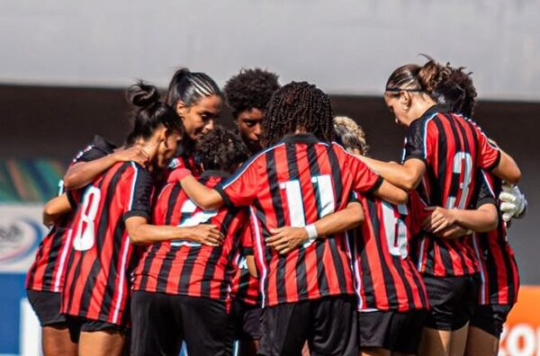 Vitória leva 2 x 0, mas arranca empate contra o Mixto-MT na Série A do Brasileirão Feminino 1 Equipe feminina do Vitória - Foto: Reprodução/Redes Sociais