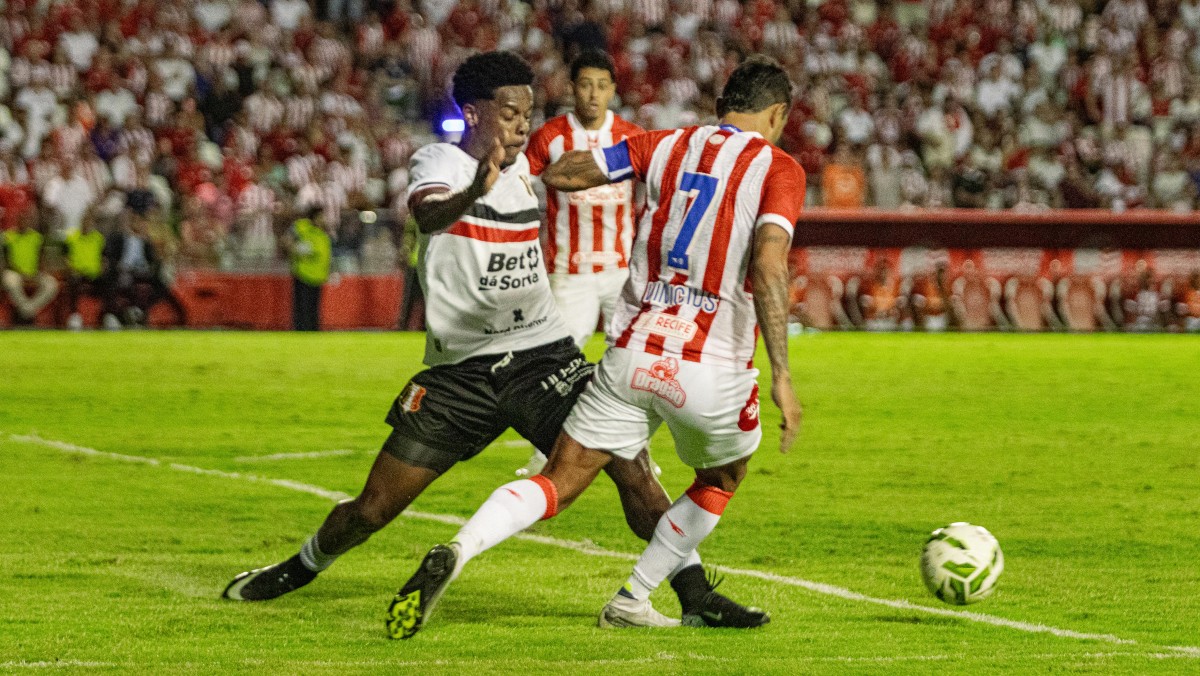 Wagner Balotelli, volante do Santa Cruz, e Vinícius, atacante do Náutico