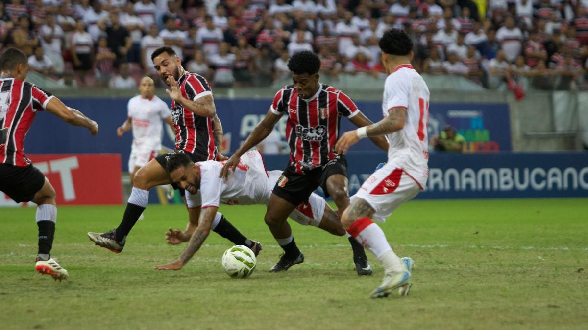 Wagner Balotelli, volante do Santa Cruz em jogo contra o Náutico, pelo jogo de ida da semifinal do Campeonato Pernambucano 2026